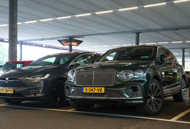 Bentley Bentayga Hybrid Azure