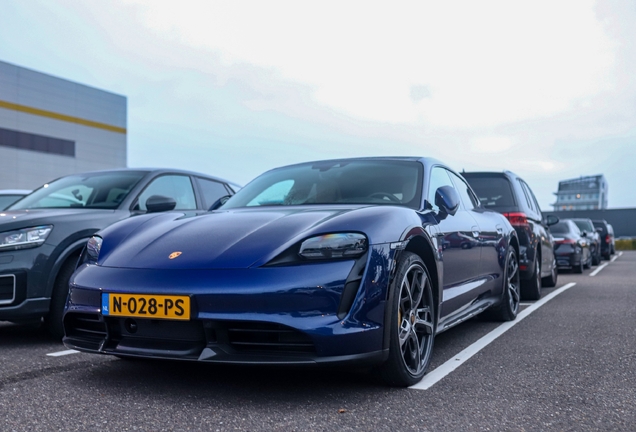 Porsche Taycan Turbo S Cross Turismo