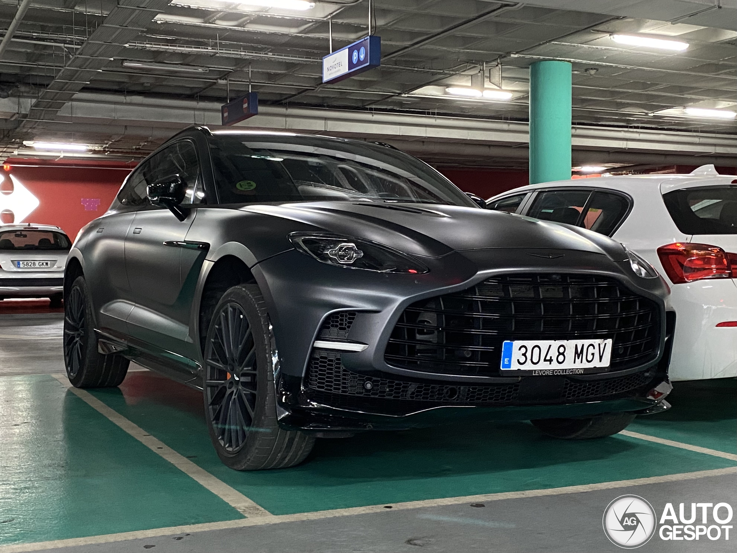 Aston Martin DBX707