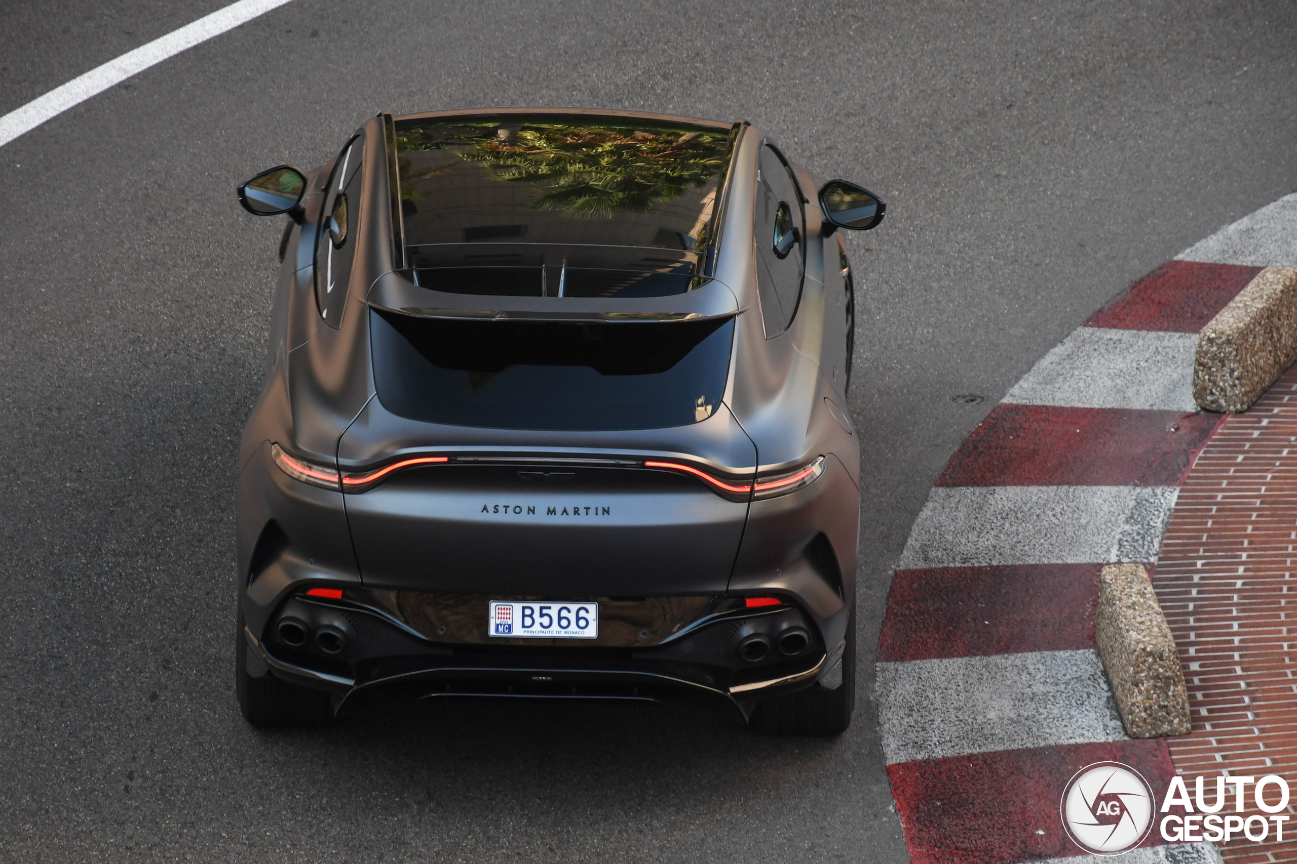 Aston Martin DBX707