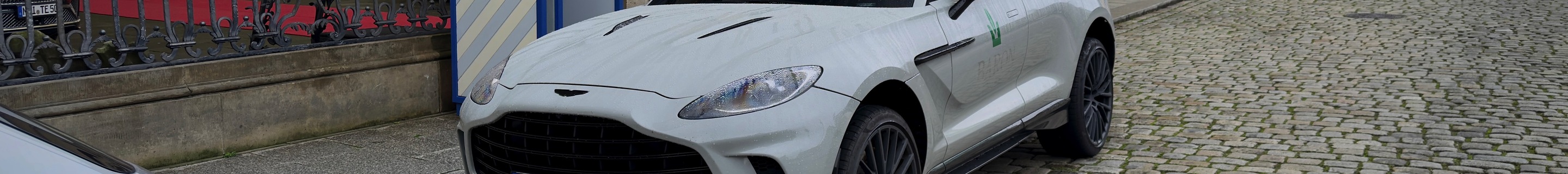 Aston Martin DBX707