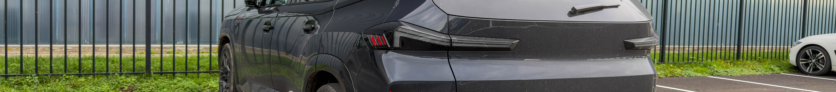 BMW XM G09 Label Red