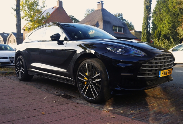 Aston Martin DBX707
