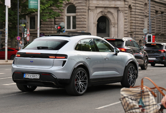 Porsche Macan EV Turbo