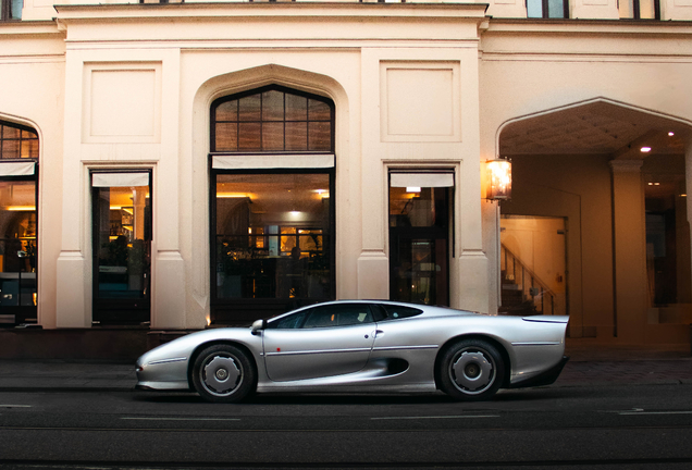Jaguar XJ220