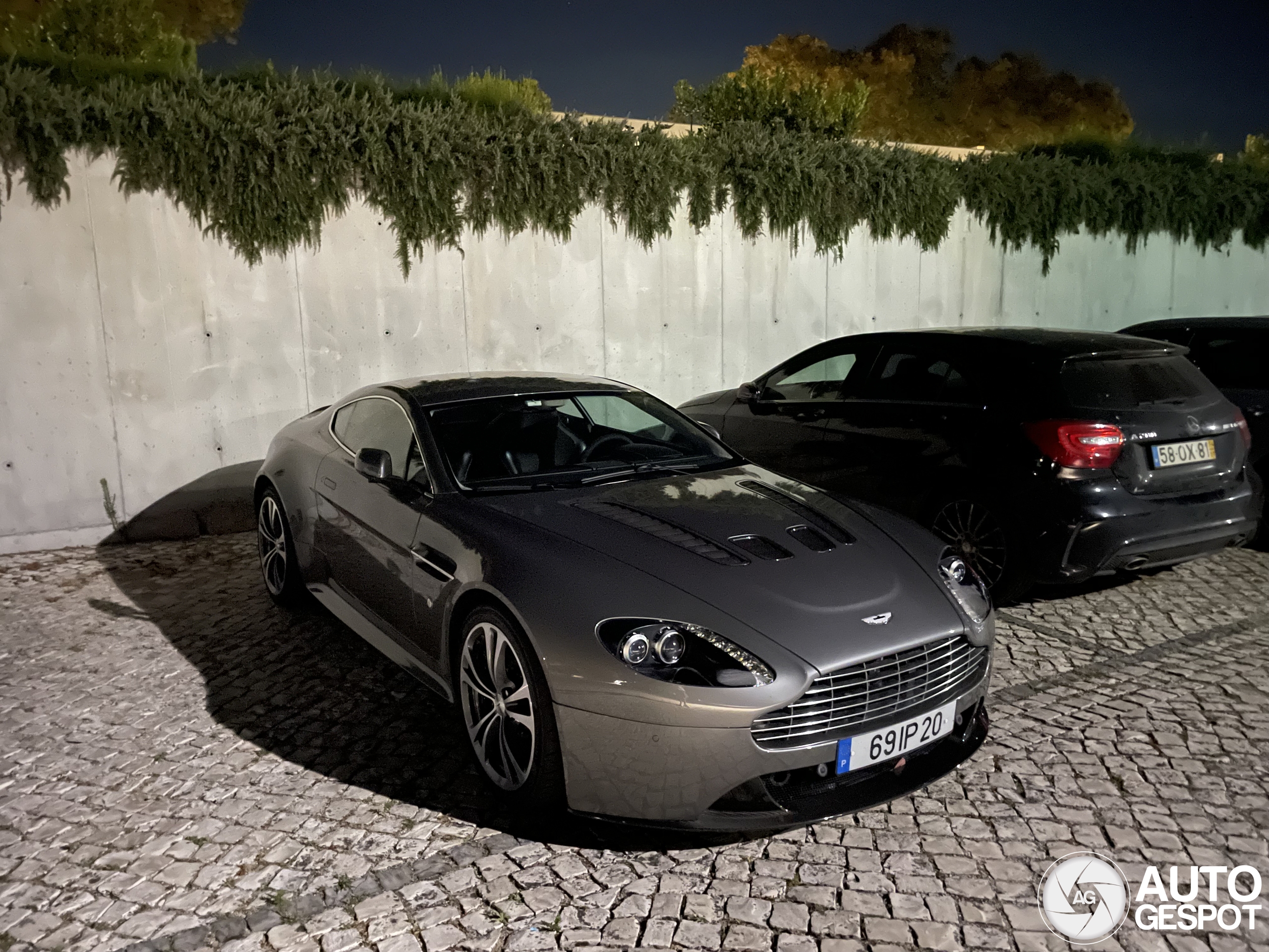 Aston Martin V12 Vantage