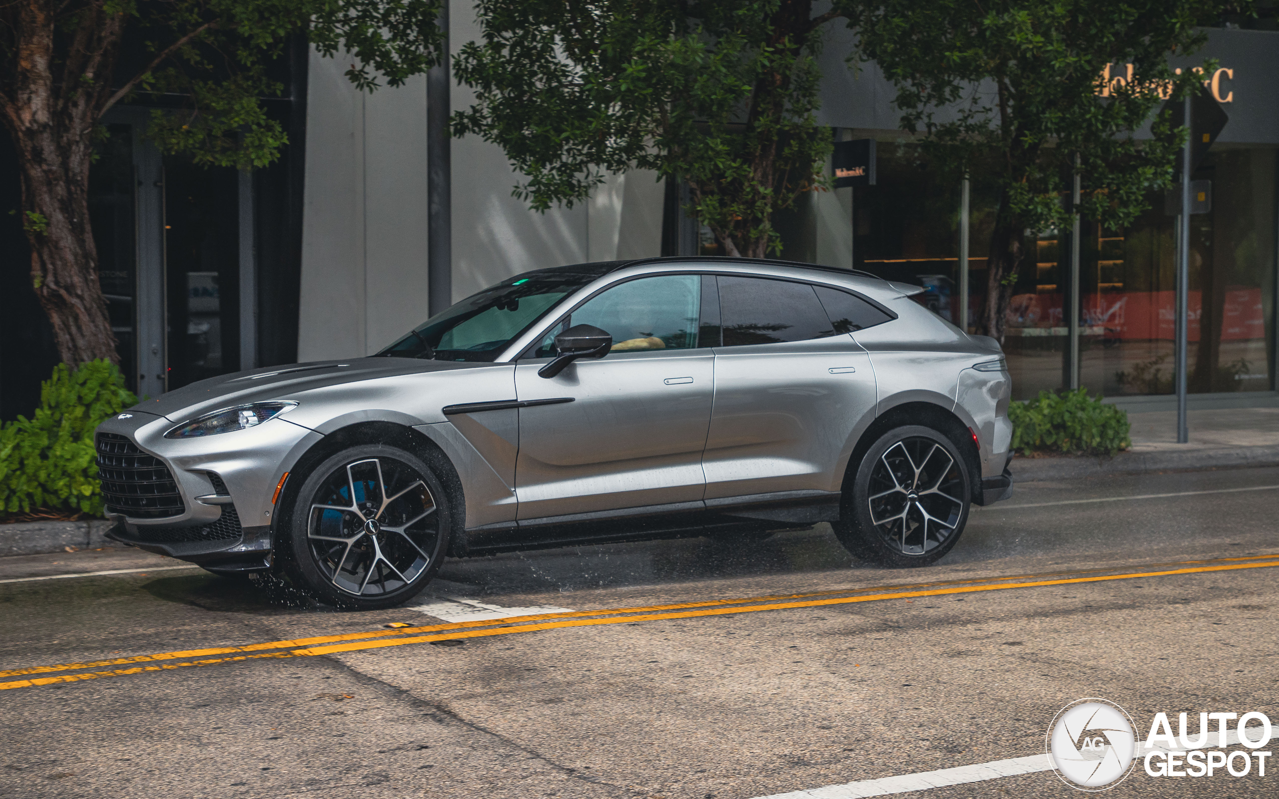 Aston Martin DBX707