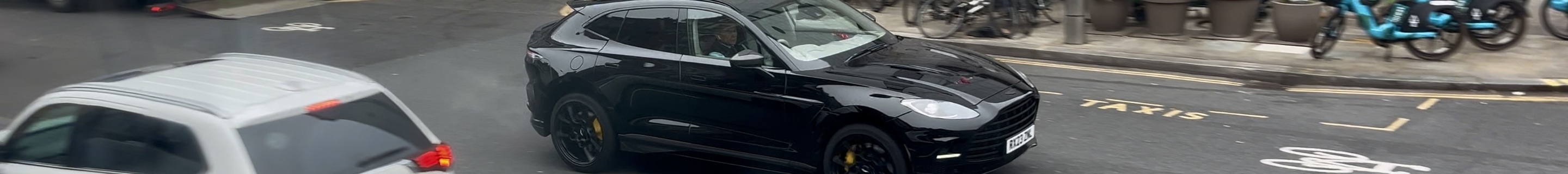 Aston Martin DBX707