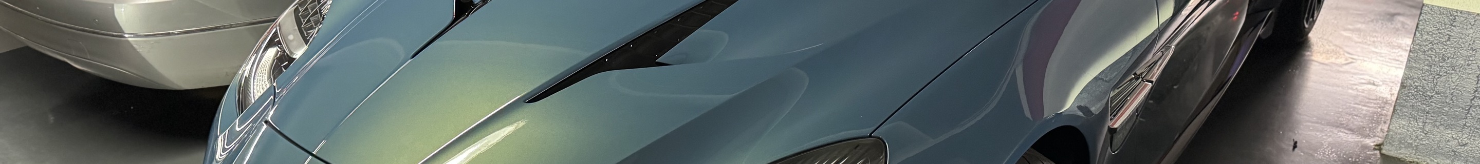 Aston Martin Vanquish Volante 2025