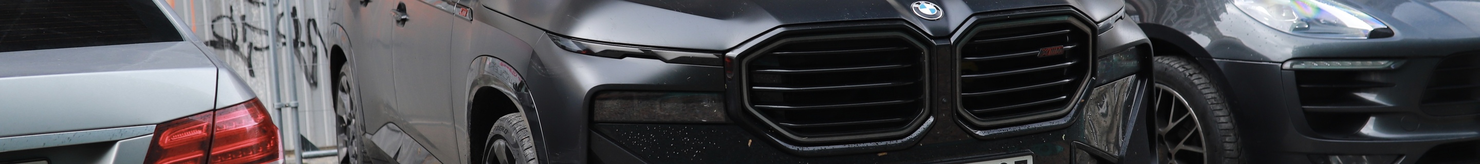 BMW XM G09 Label Red