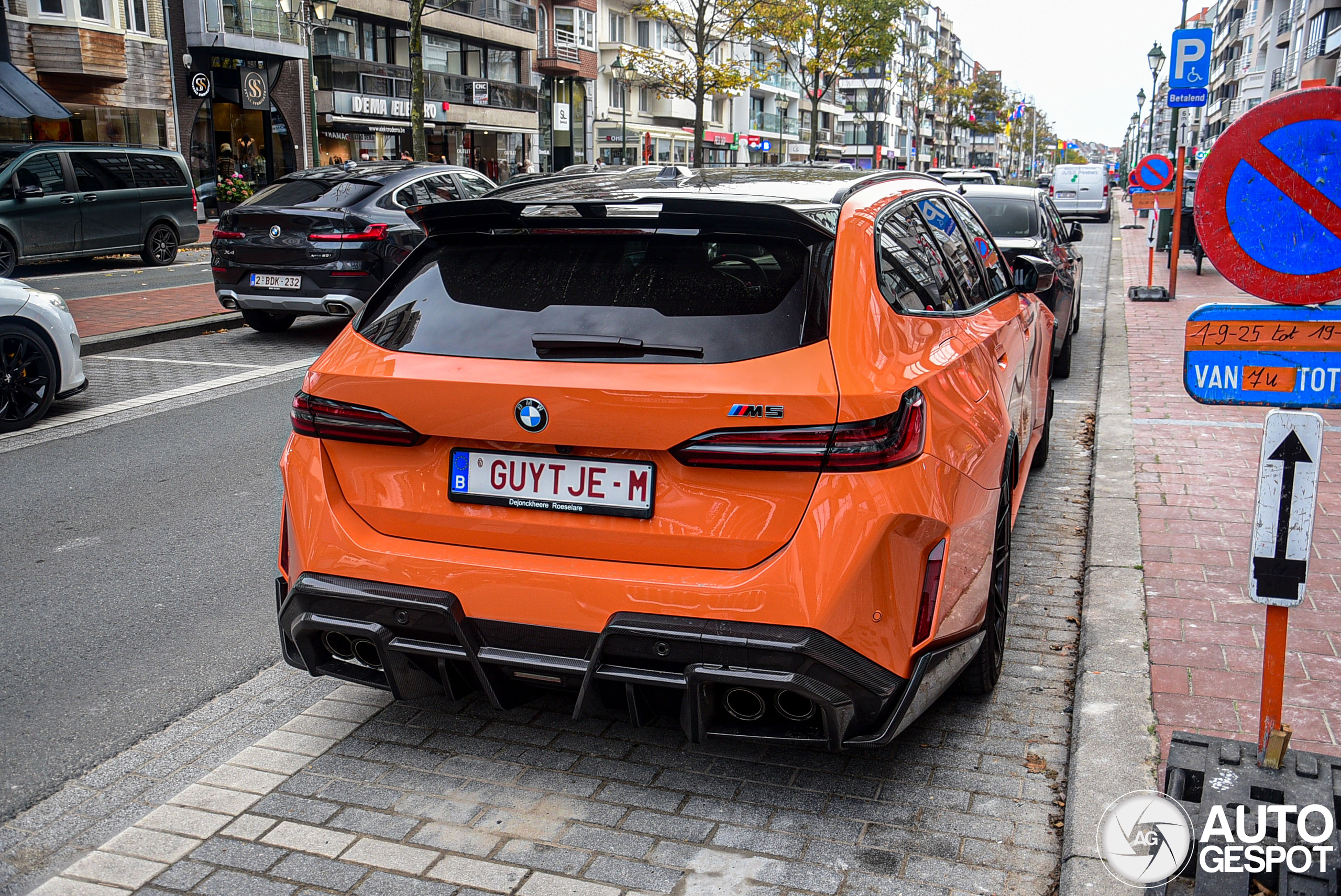 Sedan of Touring? 2x Oranje BMW M5