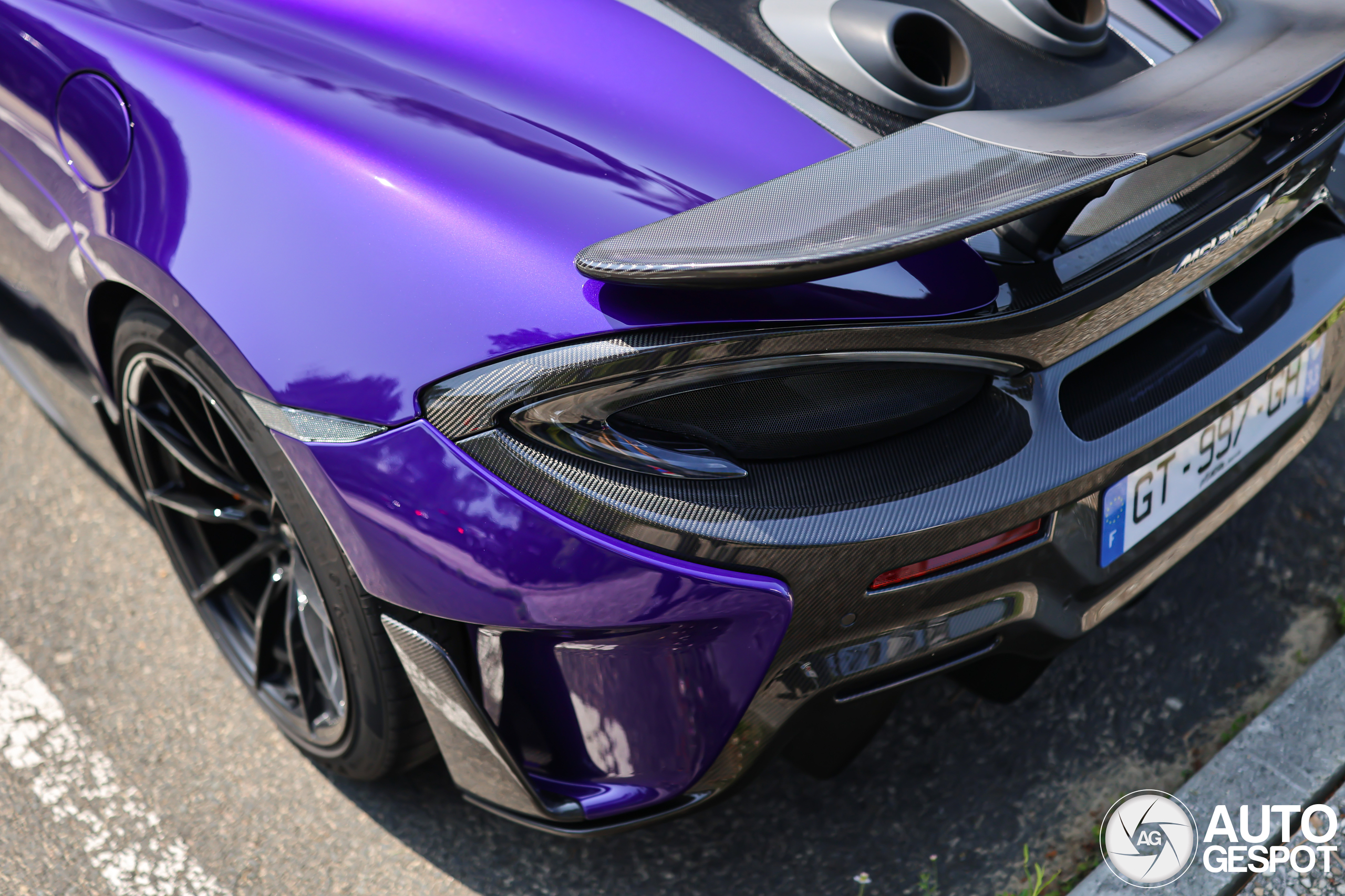 Paarse McLaren 600LT is perfectie