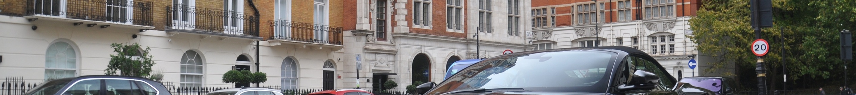 Aston Martin DBS Superleggera Volante