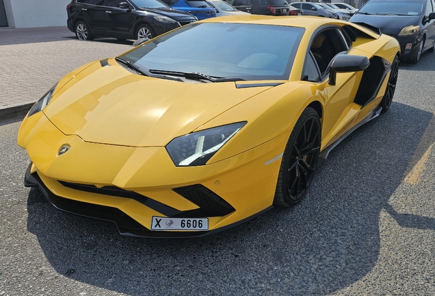 Lamborghini Aventador S LP740-4
