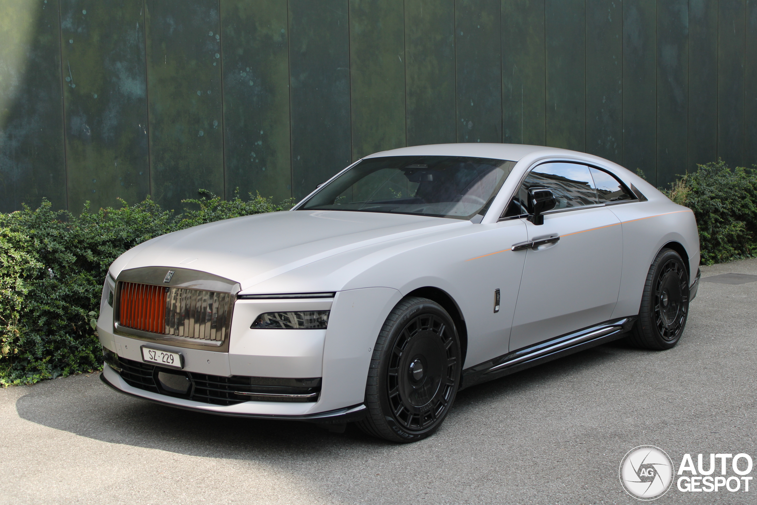 Heerlijk samengestelde Rolls-Royce Spectre gespot