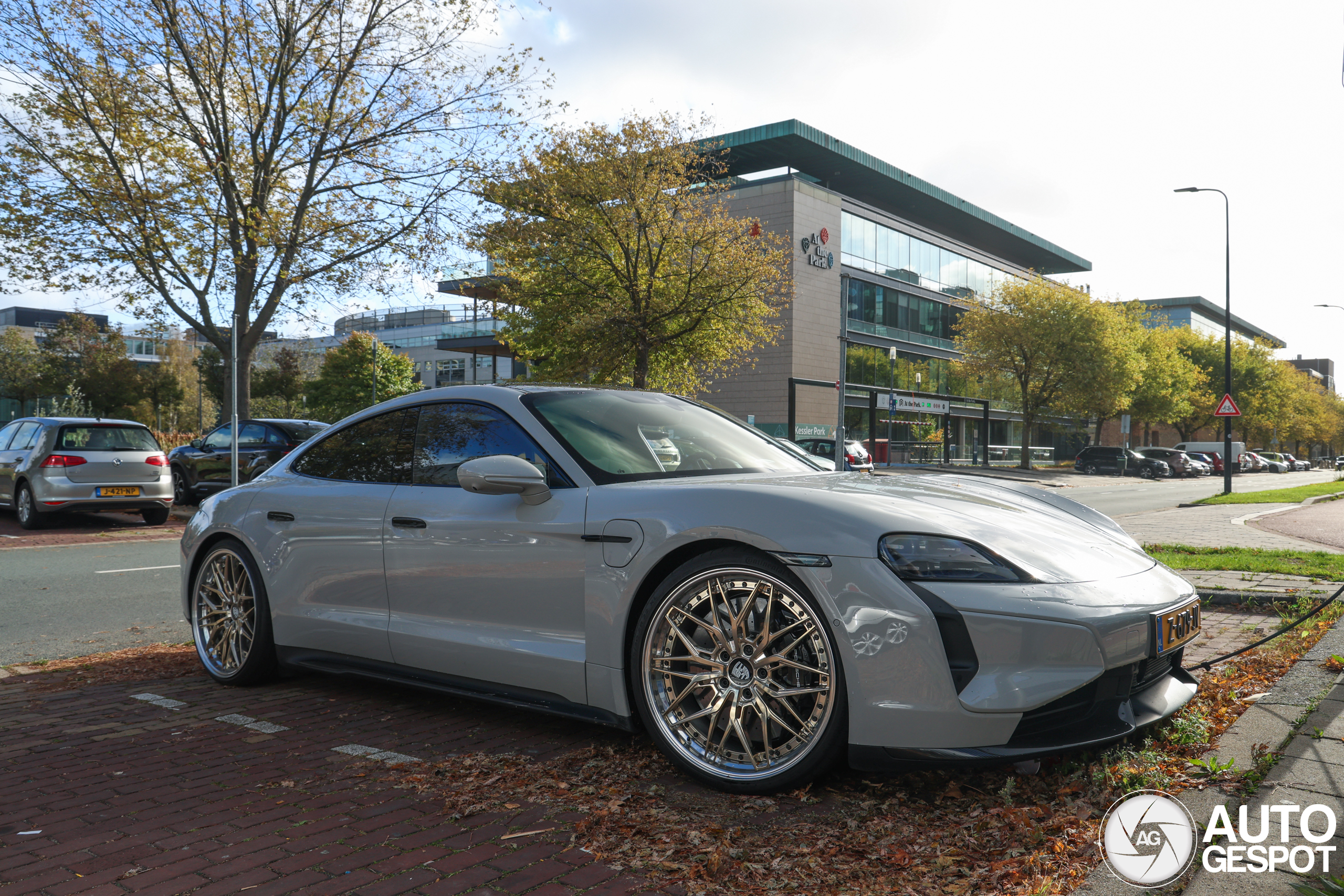 Grote glimmers onder de Porsche Taycan