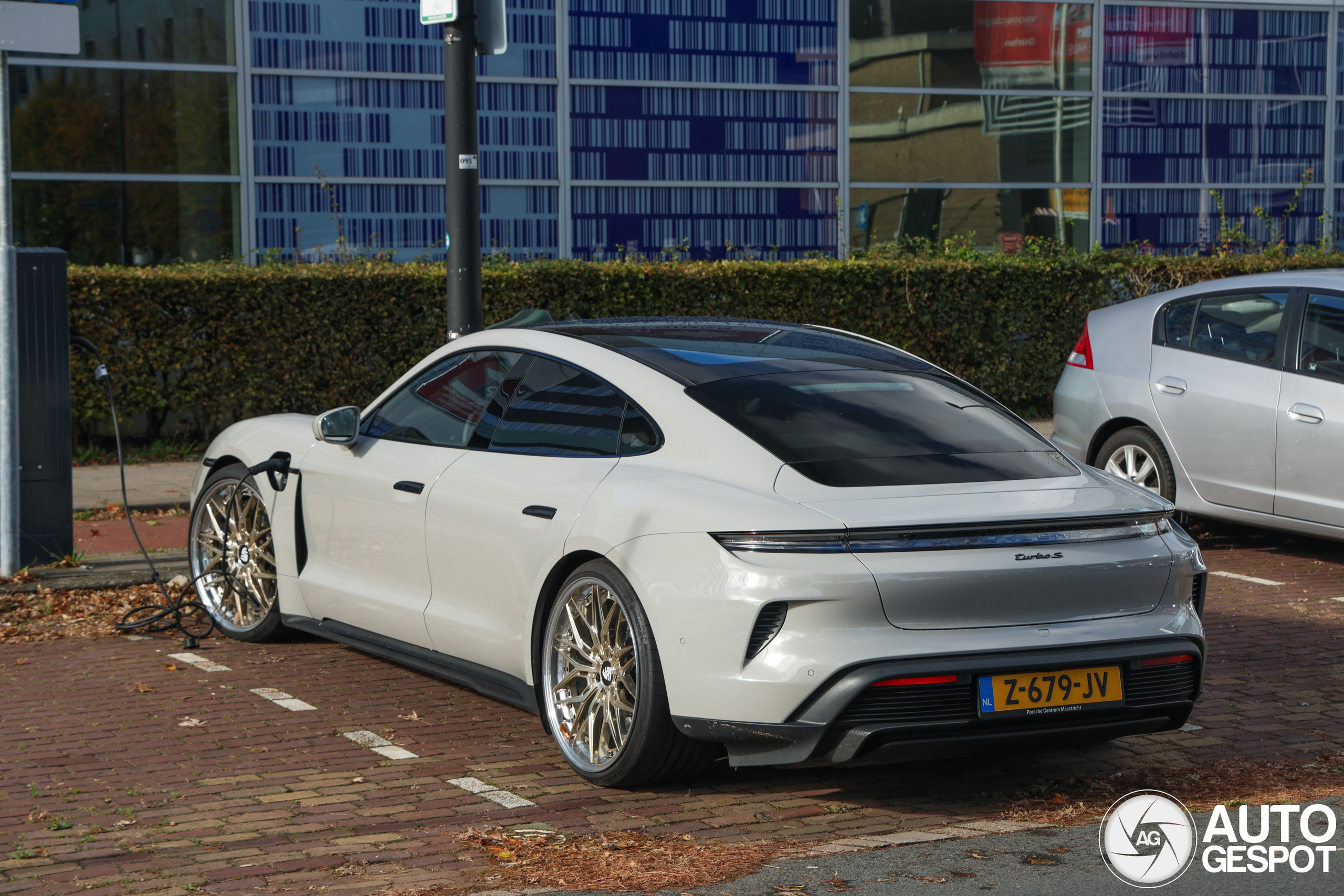 Grote glimmers onder de Porsche Taycan