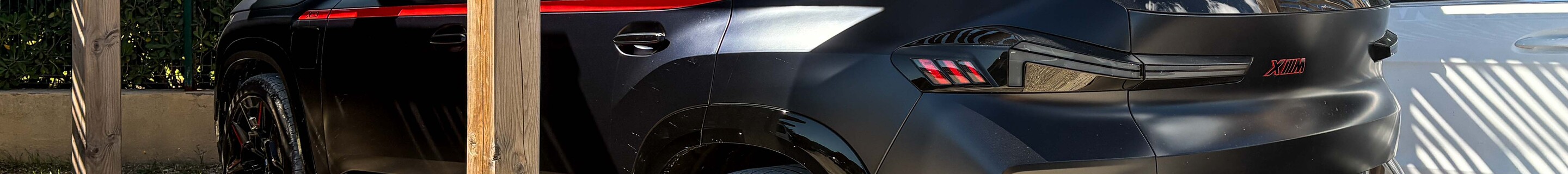BMW XM G09 Label Red