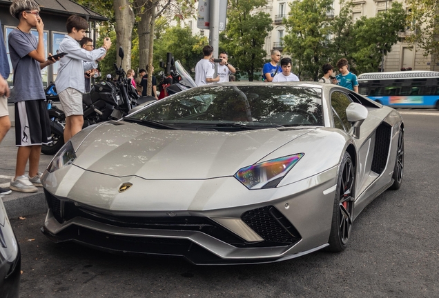 Lamborghini Aventador S LP740-4