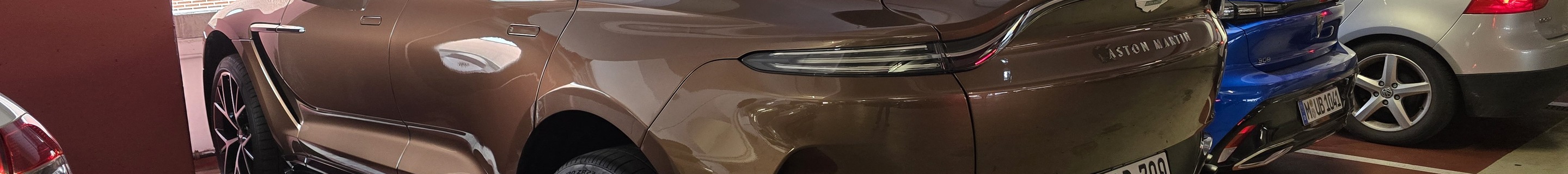 Aston Martin DBX707