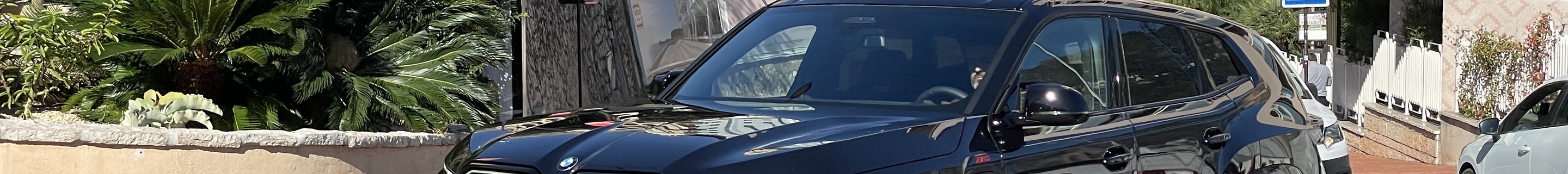 BMW XM G09 Label Red