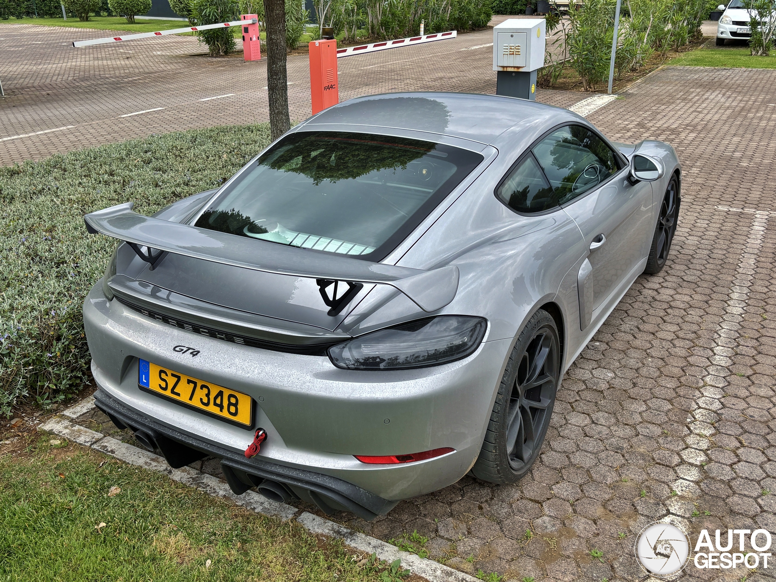 Porsche 718 Cayman GT4