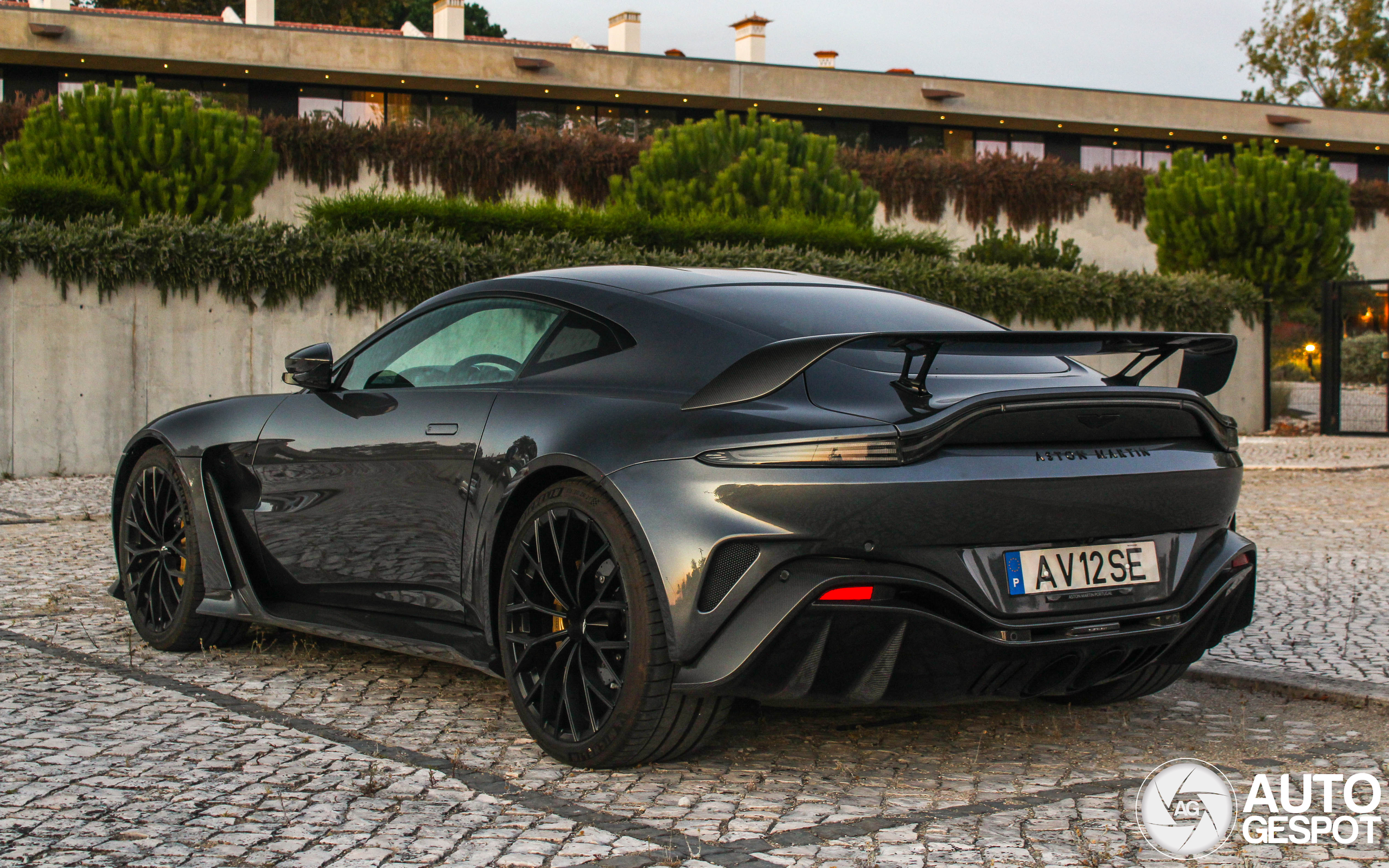 Aston Martin V12 Vantage 2023