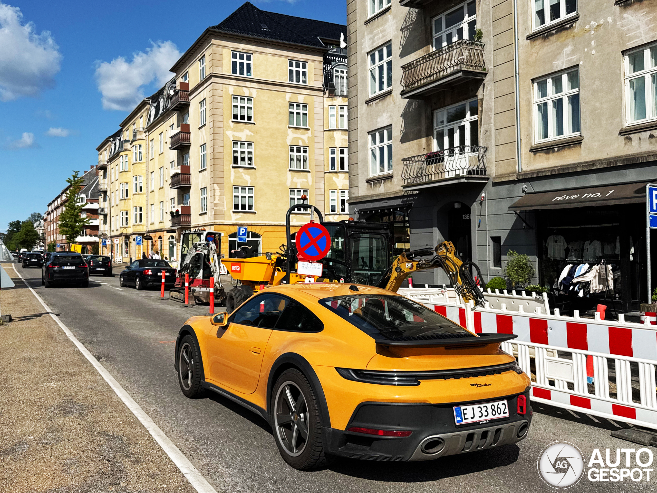 Deze Porsche 992 Dakar laat de zon extra schijnen