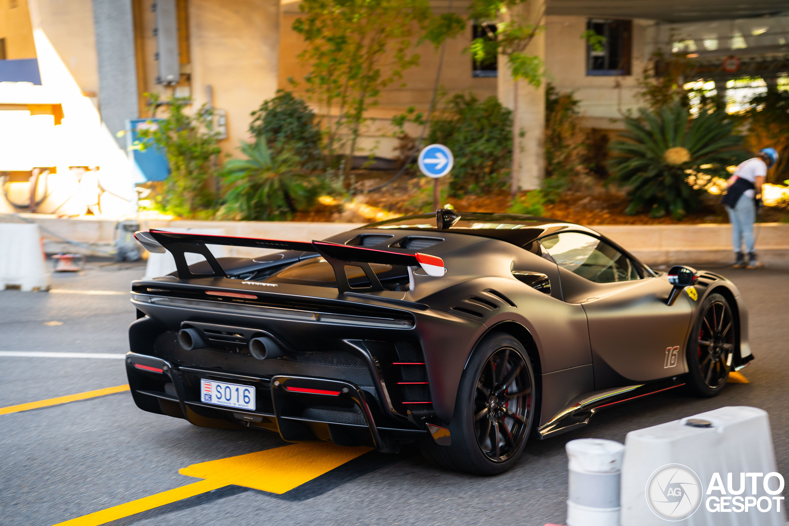 Charles Leclerc gespot in zijn gloednieuwe Ferrari SF90 XX Stradale