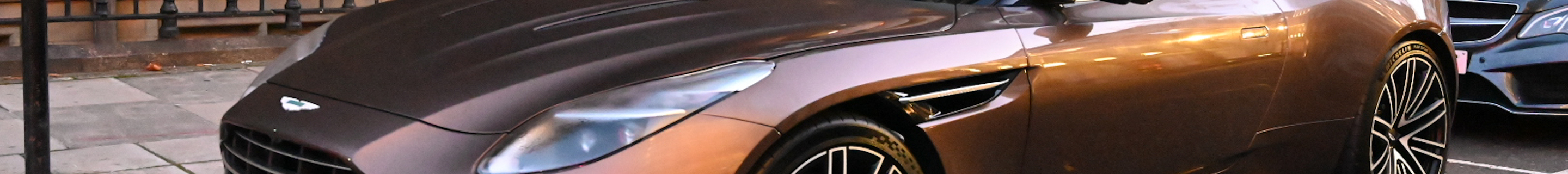 Aston Martin DB12 Volante