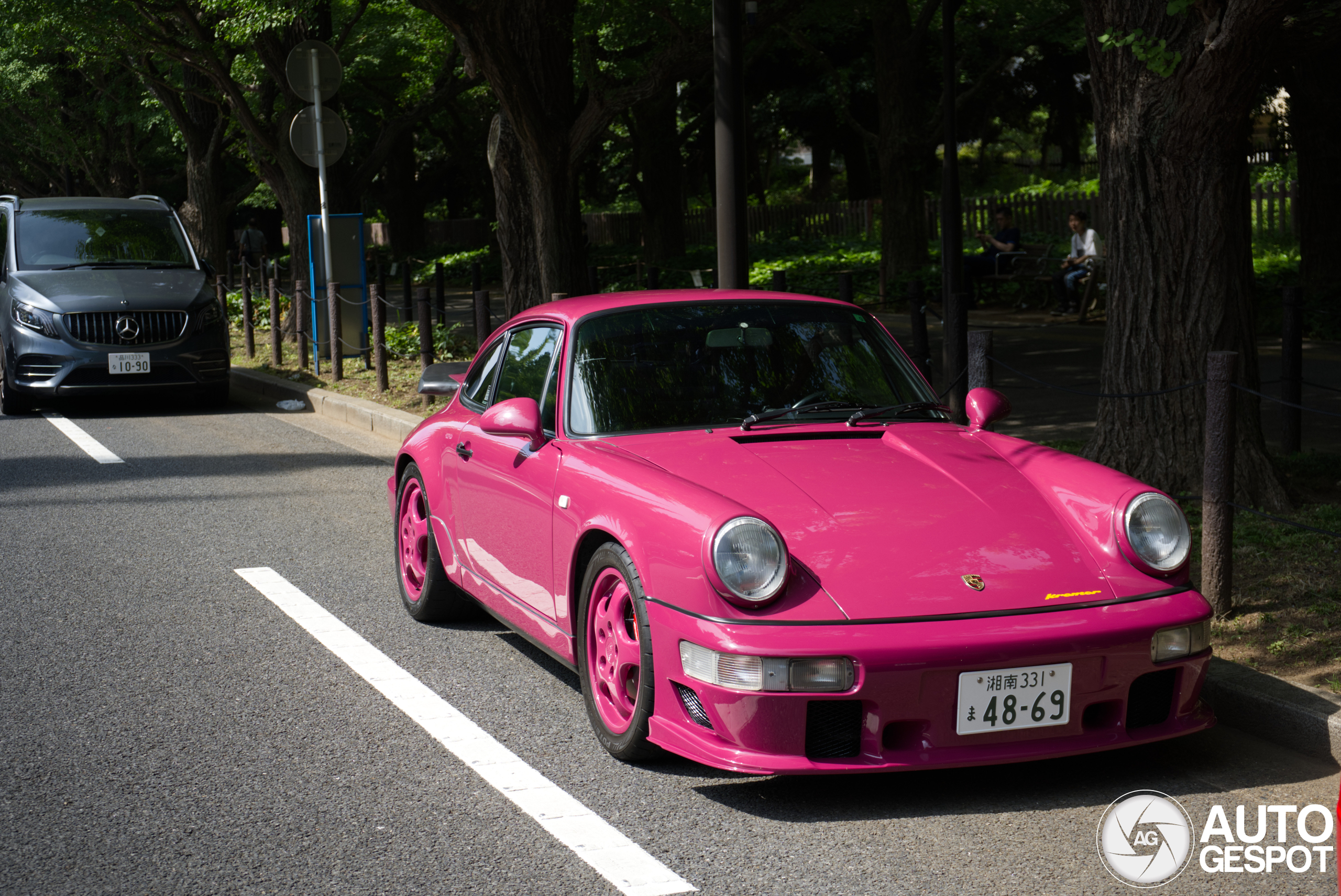 Roze Porsche 964 Turbo S 3.6 Kremer Racing gespot in Tokyo
