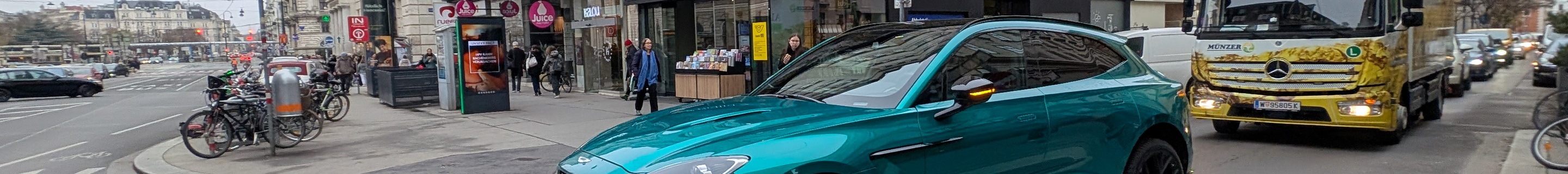 Aston Martin DBX707