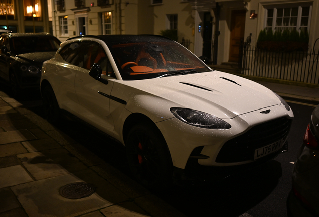 Aston Martin DBX707
