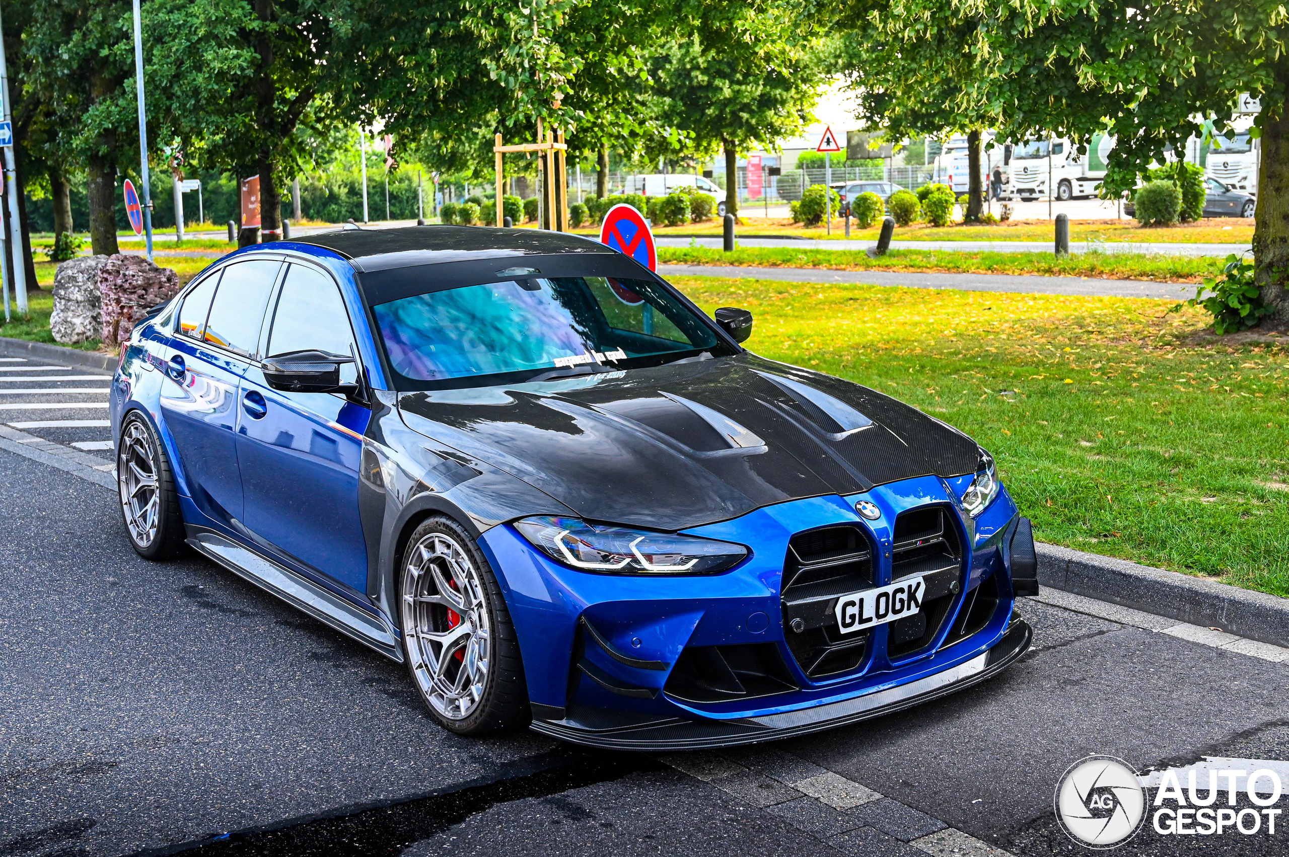 Blauwe BMW is ietsje aangepast