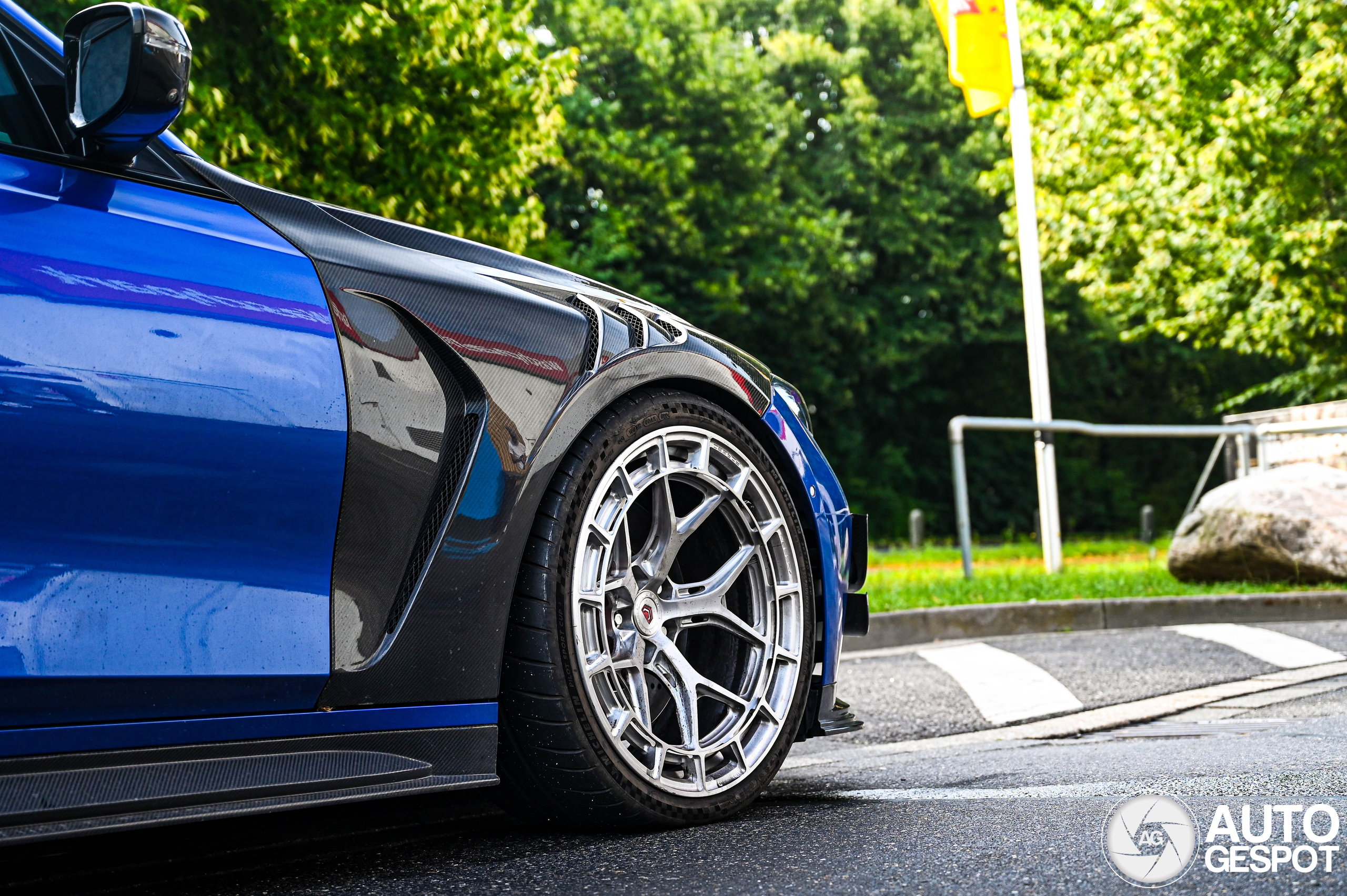 Blauwe BMW is ietsje aangepast