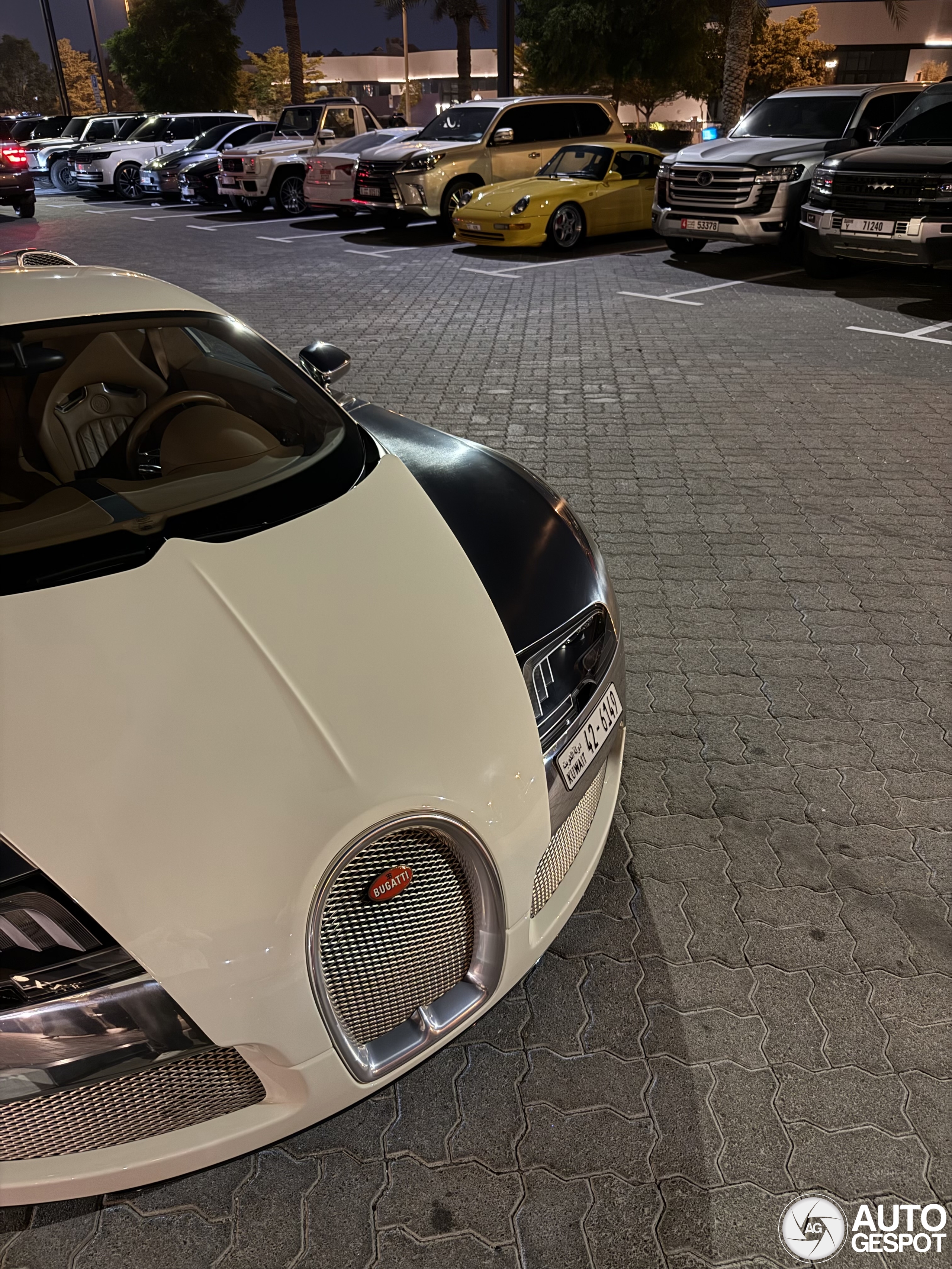 Bugatti Combo in Dubai wordt vergezeld door gele Porsche
