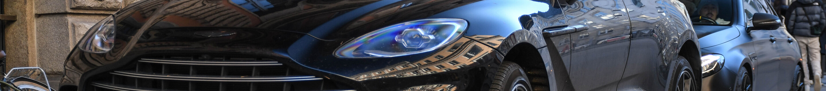 Aston Martin DBX707