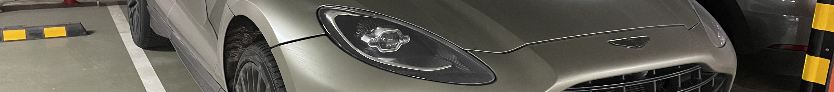 Aston Martin DBX707