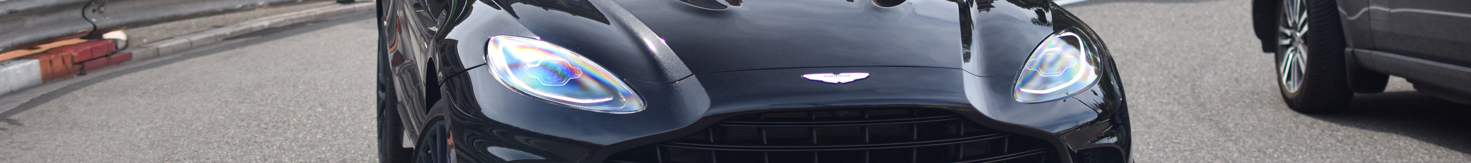 Aston Martin DBX707
