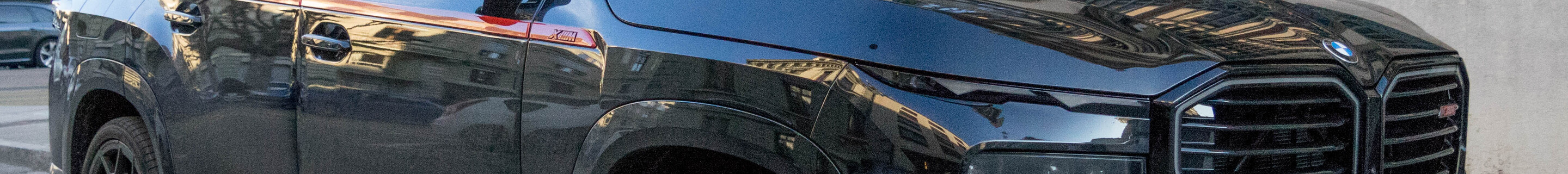 BMW XM G09 Label Red