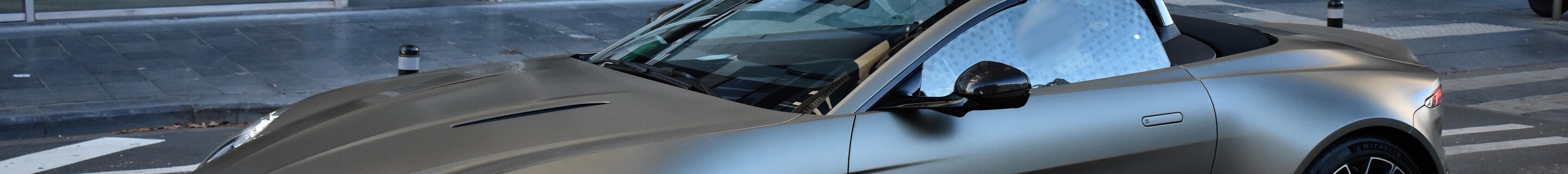 Aston Martin V8 Vantage Roadster 2025