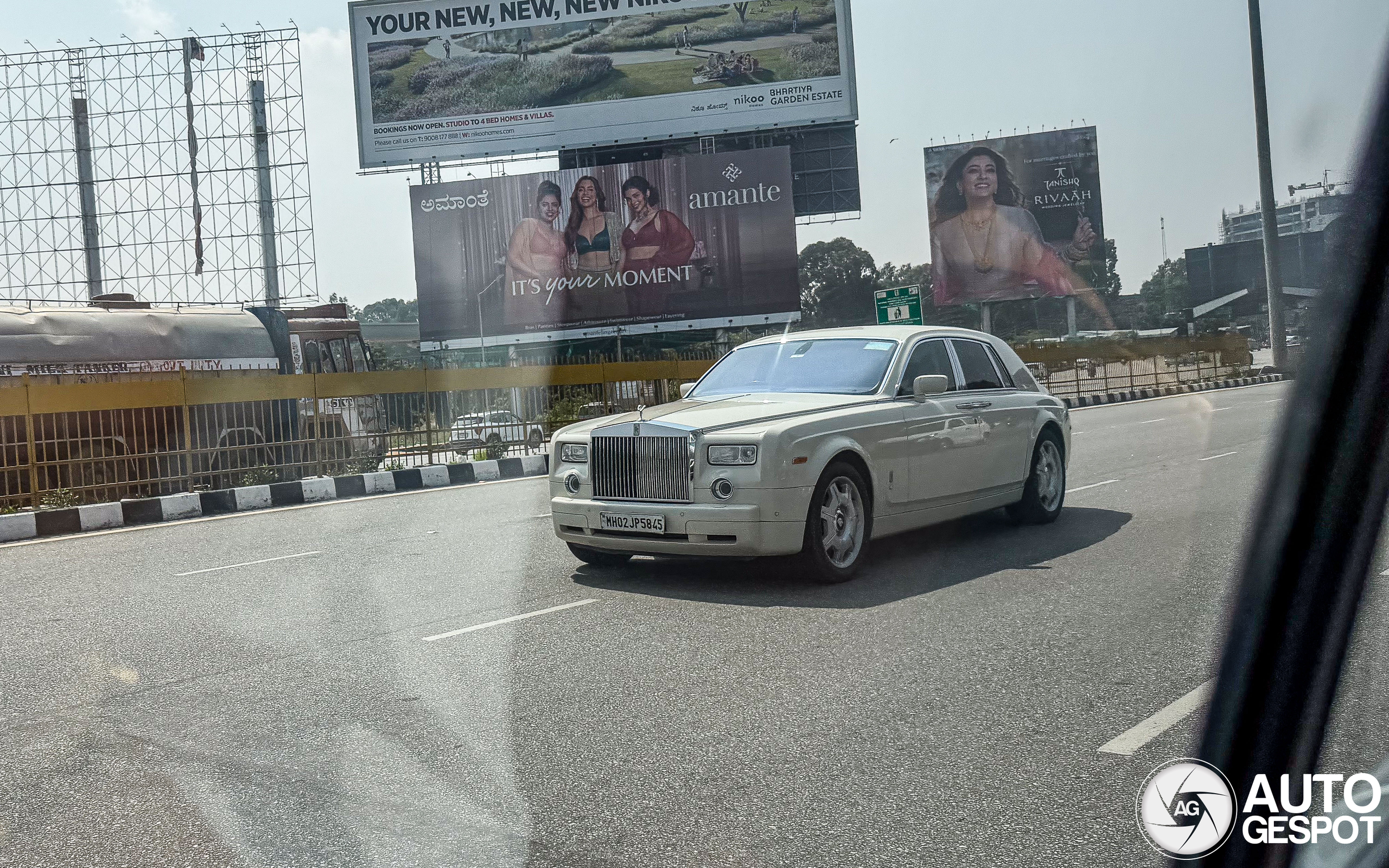 Crème witte Rolls-Royce Phantom in India