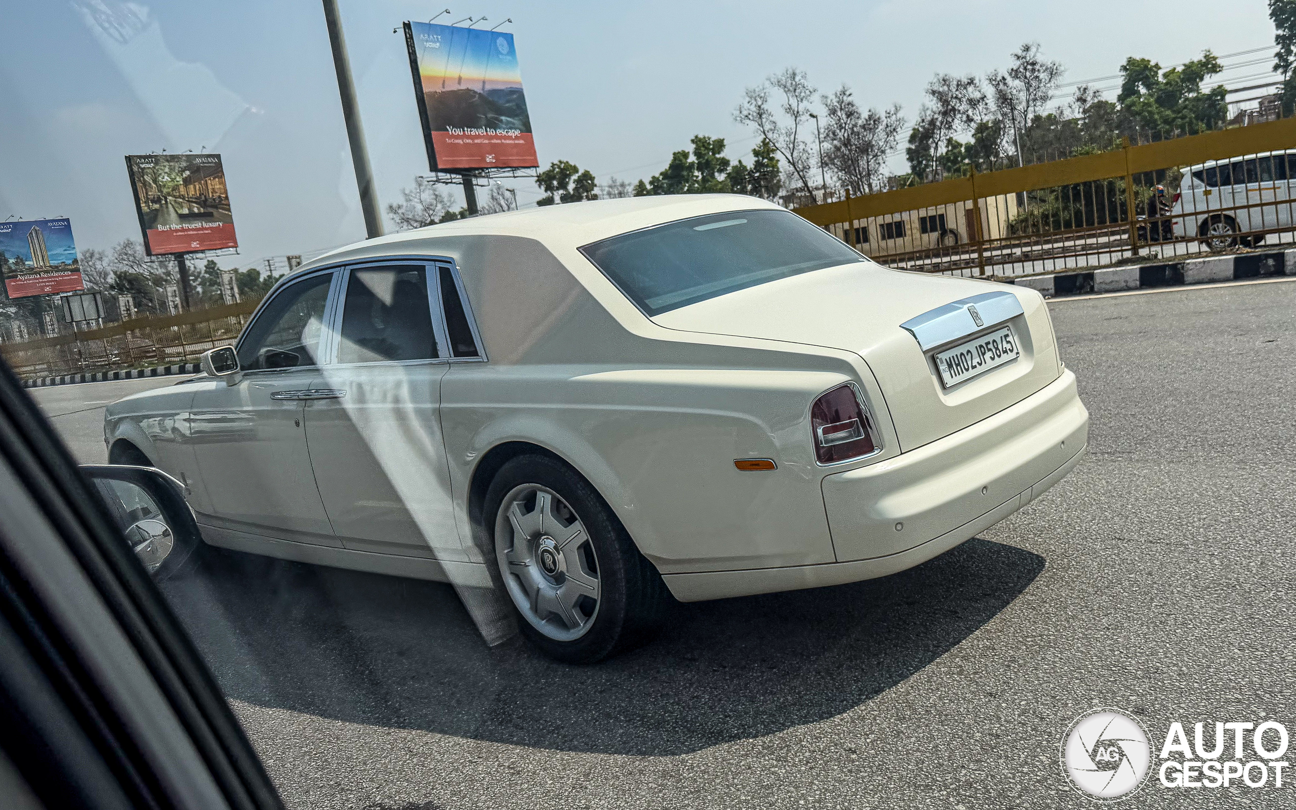 Krem-bijeli Rolls-Royce Phantom u Indiji