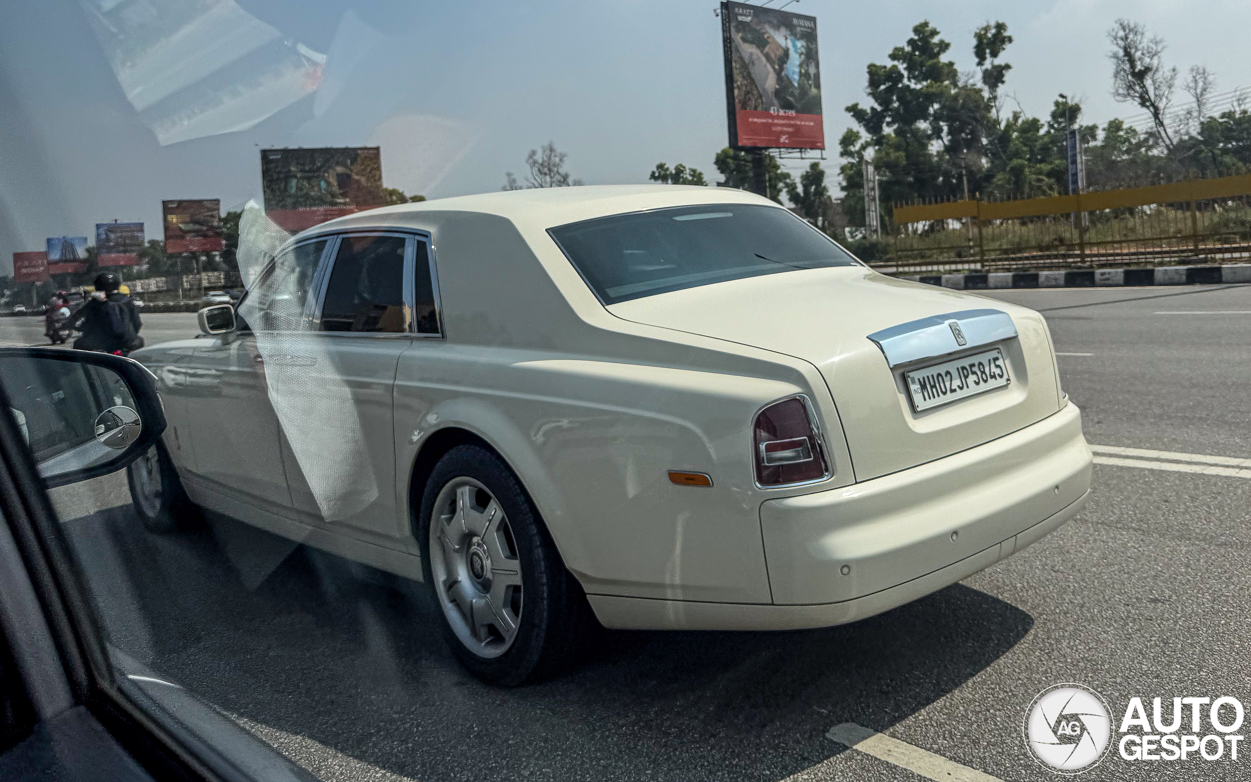 Cr&egrave;me witte Rolls-Royce Phantom in India