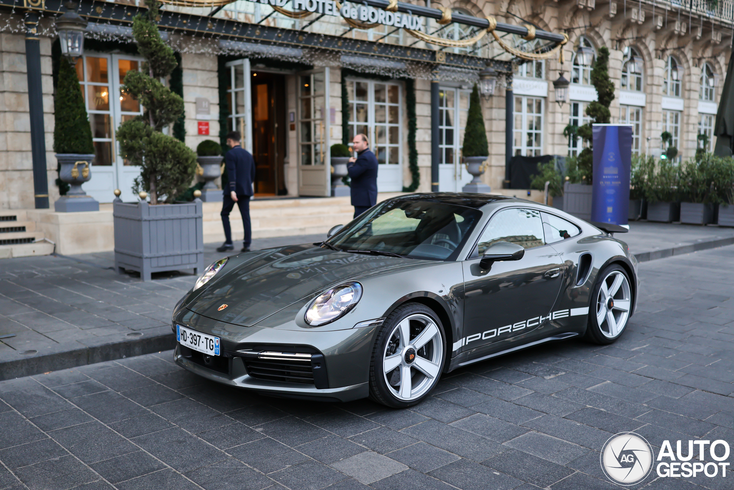 Porsche 992 Turbo 50 Years schittert in Bordeaux