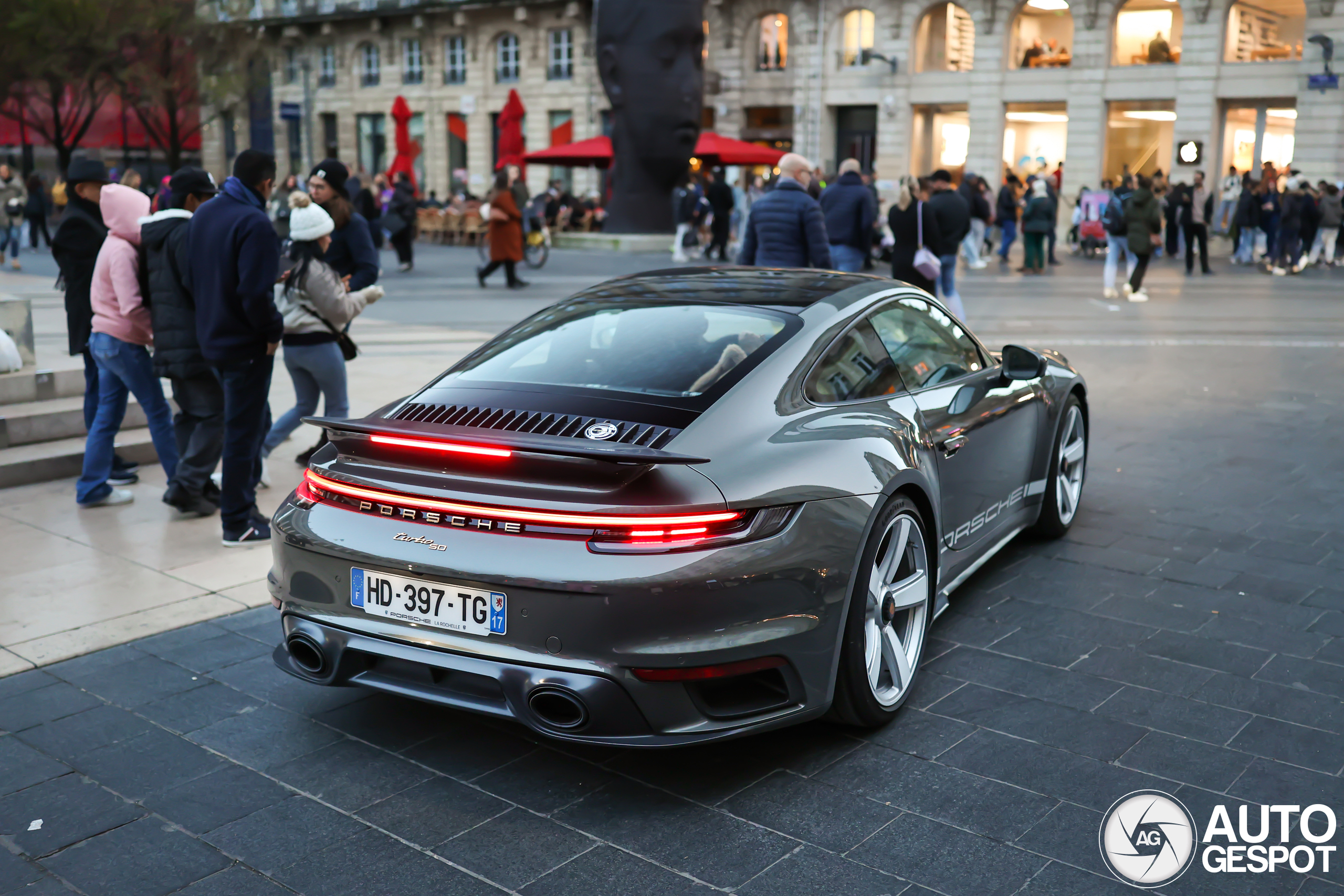Porsche 992 Turbo 50 Years schittert in Bordeaux