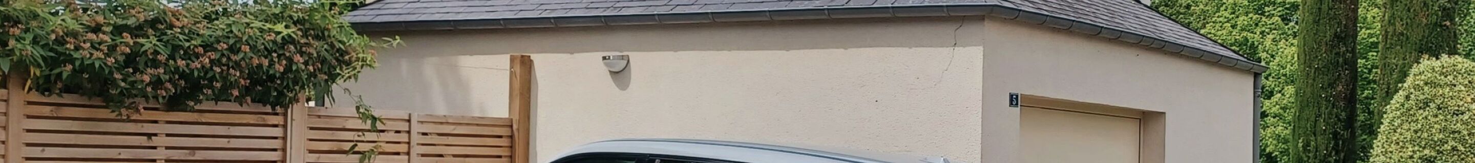 BMW XM G09 Label Red
