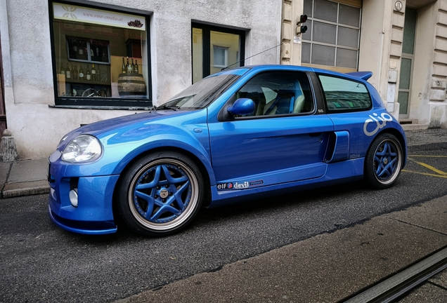 Renault Clio V6
