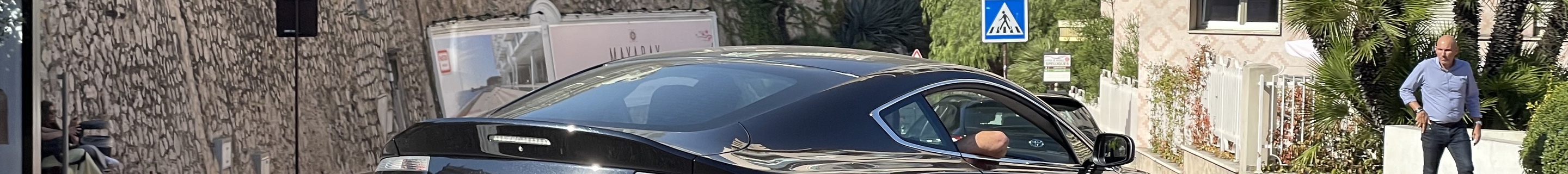 Aston Martin V12 Vantage