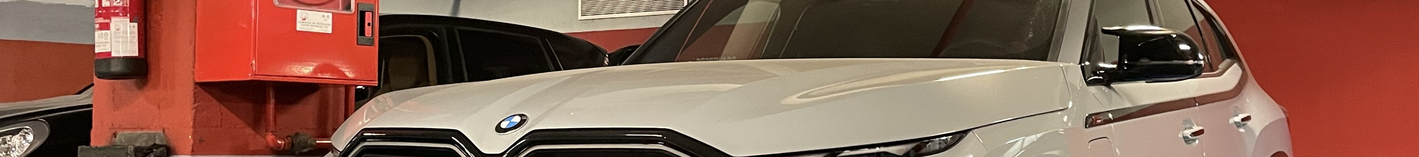 BMW XM G09 Label Red